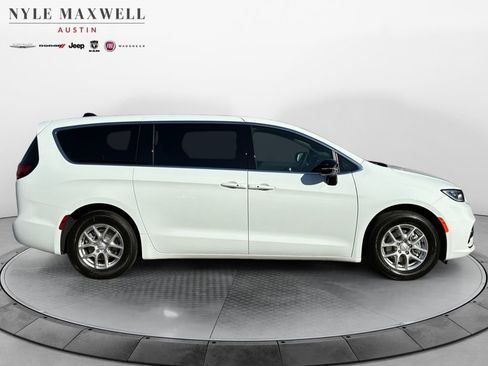 New 2026 Chrysler Pacifica Select FWD image 17