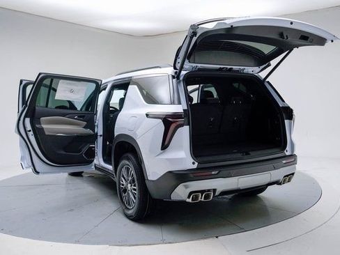 New 2026 Chevrolet Traverse LT w/ Enhanced Driving Package FWD image 19