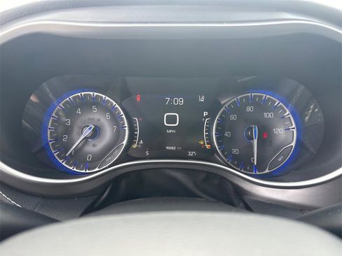Used 2023 Chrysler Pacifica Touring-L image 20