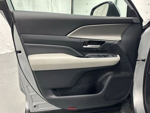 Used 2025 Toyota Grand Highlander AWD image 8