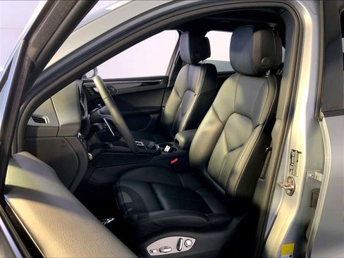 Certified 2026 Porsche Macan AWD/4WD image 5