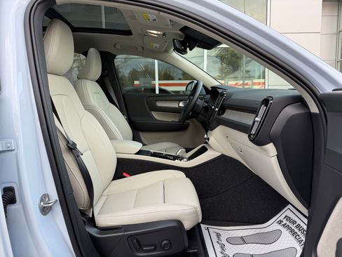 Used 2025 Volvo XC40 B5 Plus w/ Protection Package Premier image 20