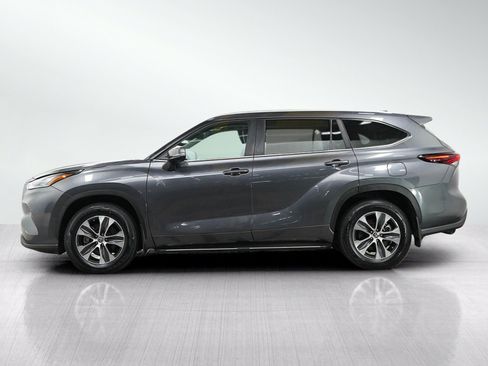 Used 2024 Toyota Highlander XLE AWD/4WD image 2