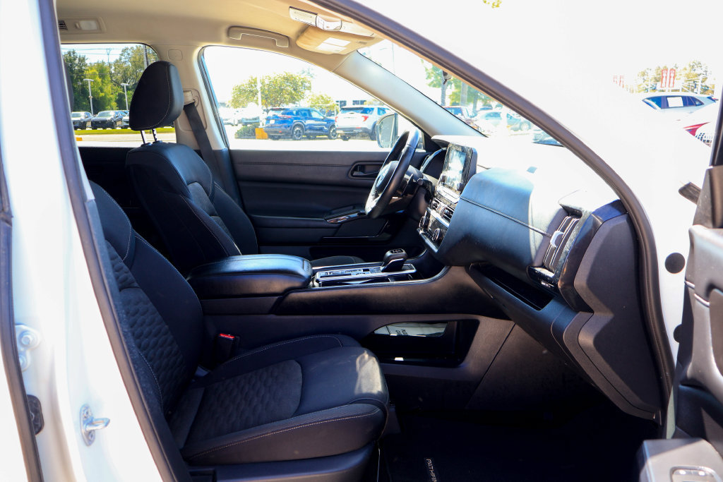 Used 2024 Nissan Pathfinder SV FWD image 8