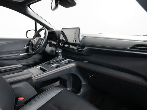 Used 2022 Toyota Sienna XSE image 28