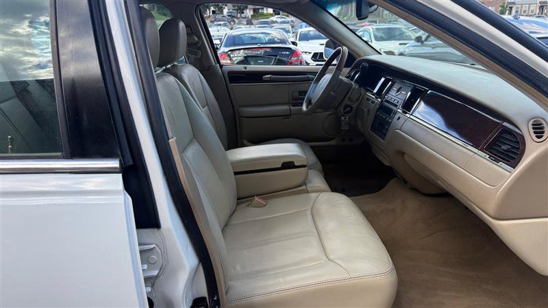 Used 2007 Lincoln Town Car Signature Limited RWD image 23