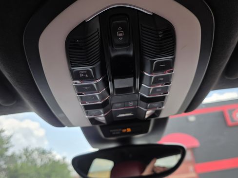 Used 2018 Porsche Macan Turbo AWD/4WD image 12