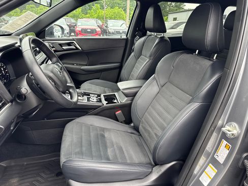 Used 2024 Mitsubishi Outlander SE Black Edition FWD image 9