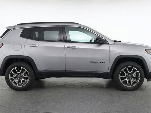 Used 2025 Jeep Compass Trailhawk AWD/4WD image 11