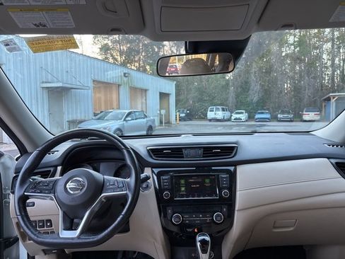 Used 2020 Nissan Rogue SV w/ Premium Package image 7