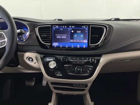 Used 2024 Chrysler Pacifica Touring-L image 15
