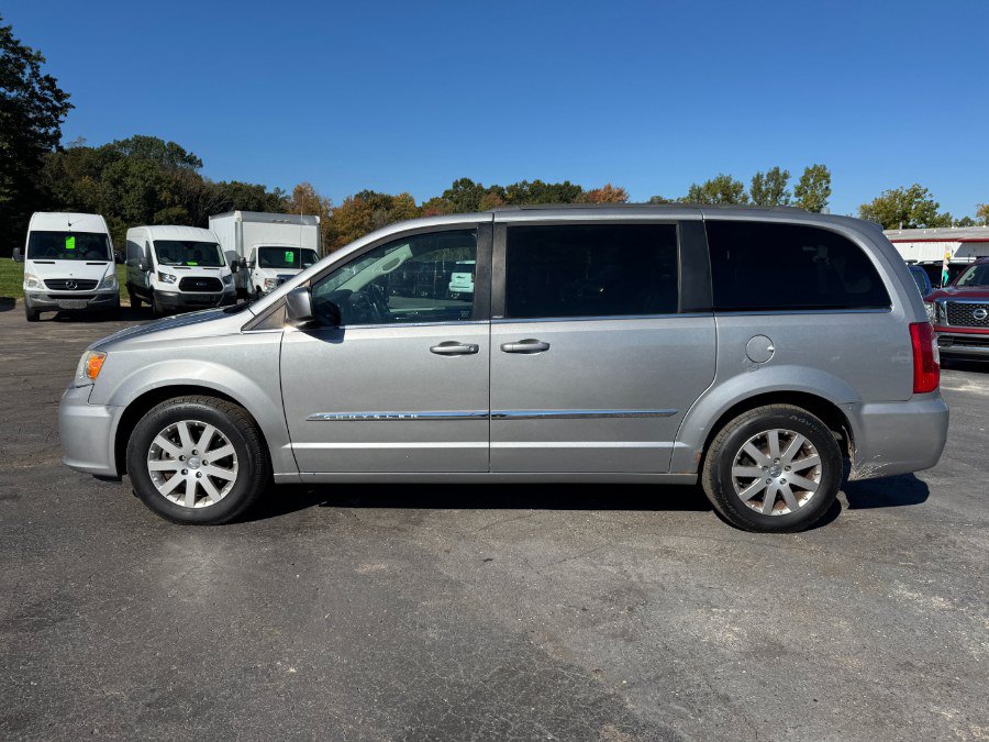 Used 2014 Chrysler Town & Country Touring FWD image 2
