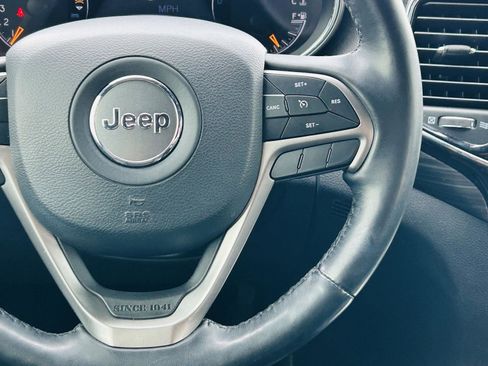 Used 2021 Jeep Grand Cherokee Laredo X image 16