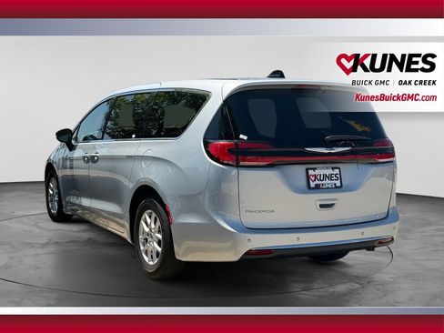 Used 2024 Chrysler Pacifica Touring-L FWD image 8