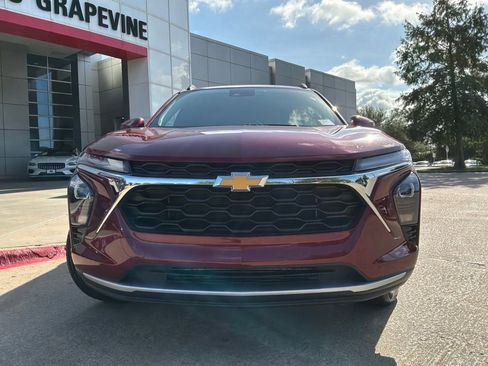 Used 2025 Chevrolet Trax LT FWD image 3