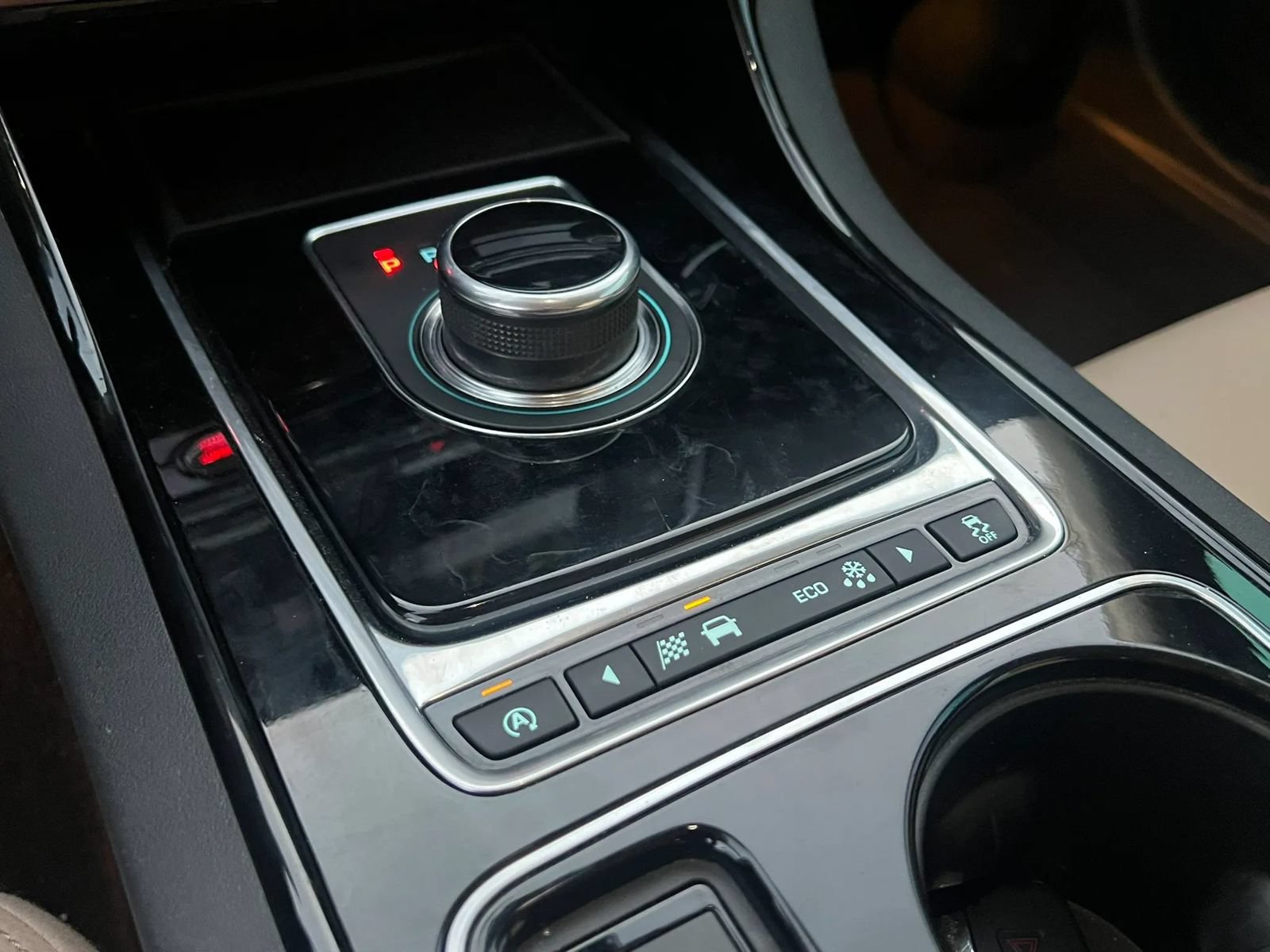 Used 2017 Jaguar XE RWD image 34