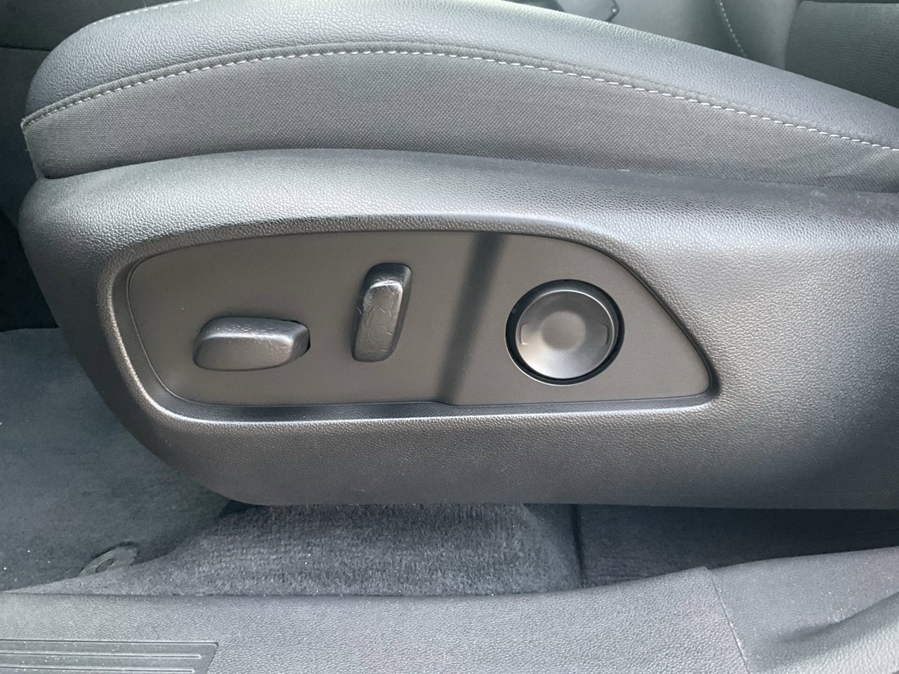 Used 2025 Chevrolet Equinox LT w/ Convenience Package II FWD image 9