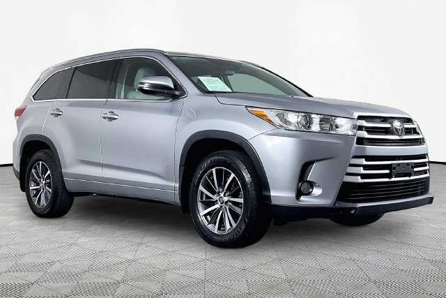 Used 2017 Toyota Highlander XLE AWD/4WD image 3