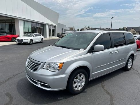 Used 2012 Chrysler Town & Country Touring w/ Entertainment Group #1 FWD image 2