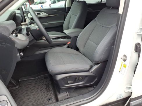 Used 2025 Ford Explorer Active AWD/4WD image 17