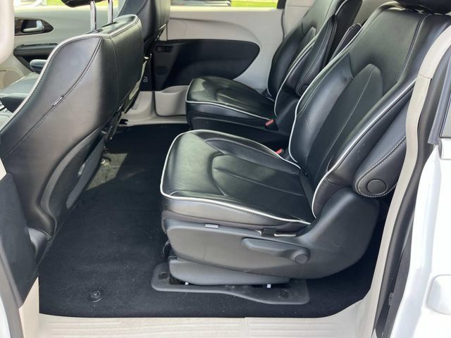 Used 2022 Chrysler Pacifica Limited FWD image 19