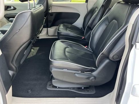 Used 2022 Chrysler Pacifica Limited FWD image 19