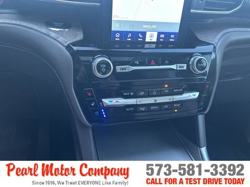 Used 2022 Ford Explorer Platinum w/ Premium Technology Package image 18