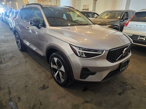 Certified 2026 Volvo XC40 B5 Core w/ Climate Package AWD/4WD image 5
