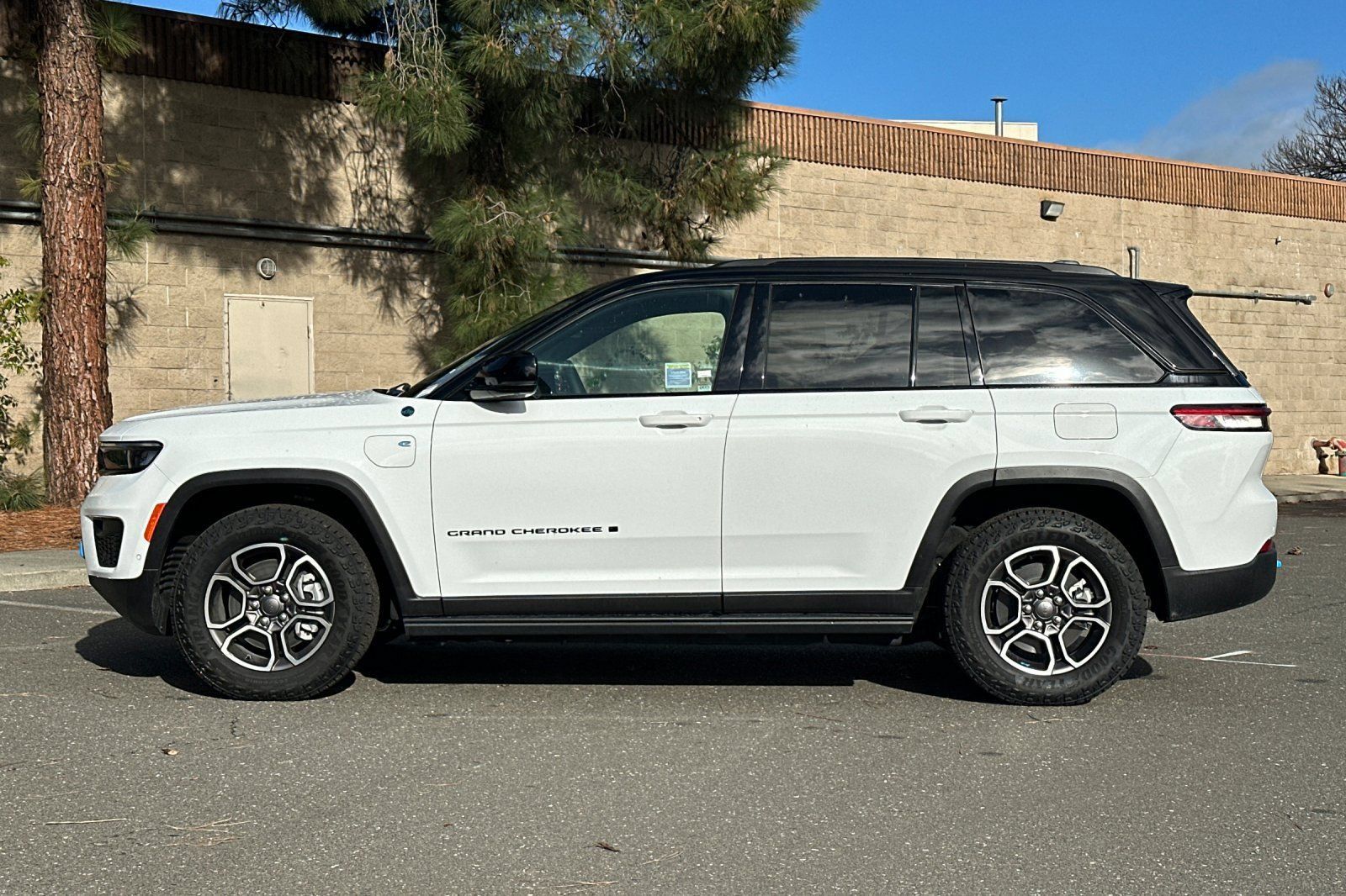 New 2023 Jeep Grand Cherokee Trailhawk w/ Advanced Protech Group II AWD/4WD image 6