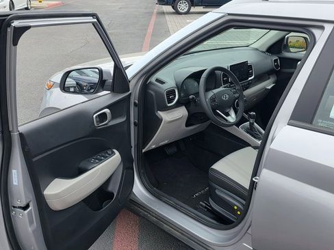 New 2025 Hyundai Venue SEL image 39