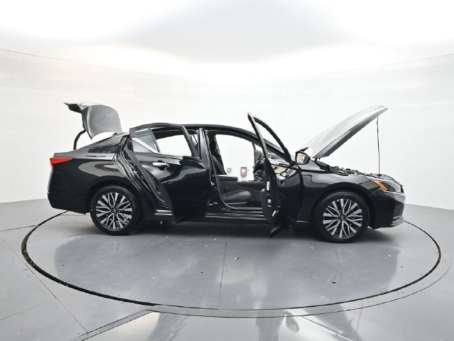 Used 2025 Nissan Altima 2.5 SV FWD image 46