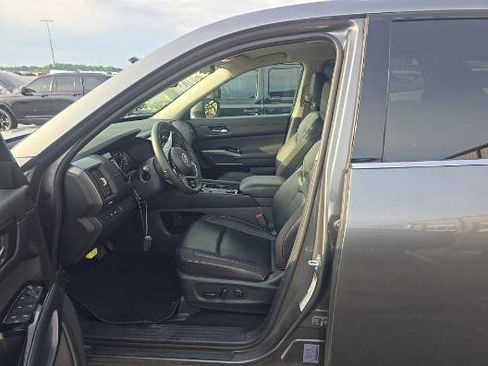 Used 2025 Nissan Pathfinder SL AWD/4WD image 8