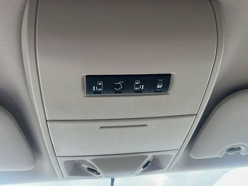 Used 2016 Chrysler Town & Country Touring w/ Driver Convenience Group FWD image 15