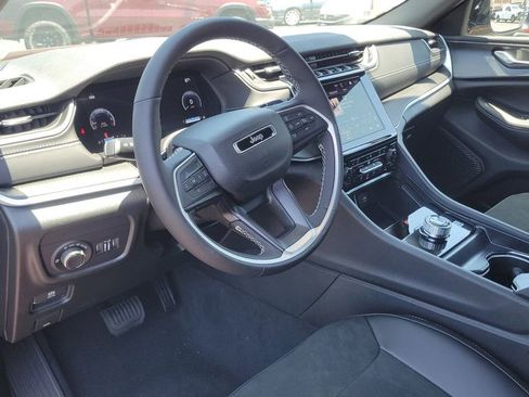 New 2025 Jeep Grand Cherokee Altitude image 17
