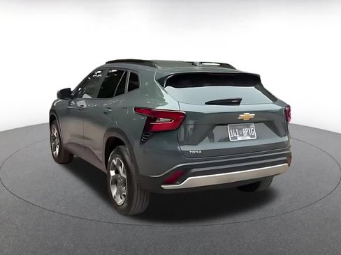 Used 2025 Chevrolet Trax LT w/ LT Convenience Package FWD image 12