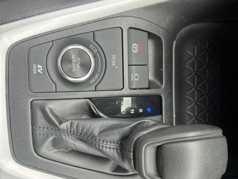 Used 2020 Toyota RAV4 LE AWD/4WD image 23