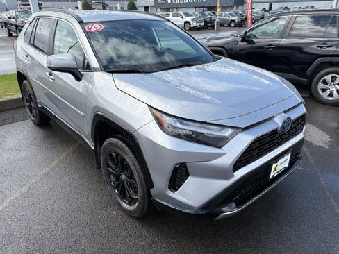 Used 2023 Toyota RAV4 SE image 2