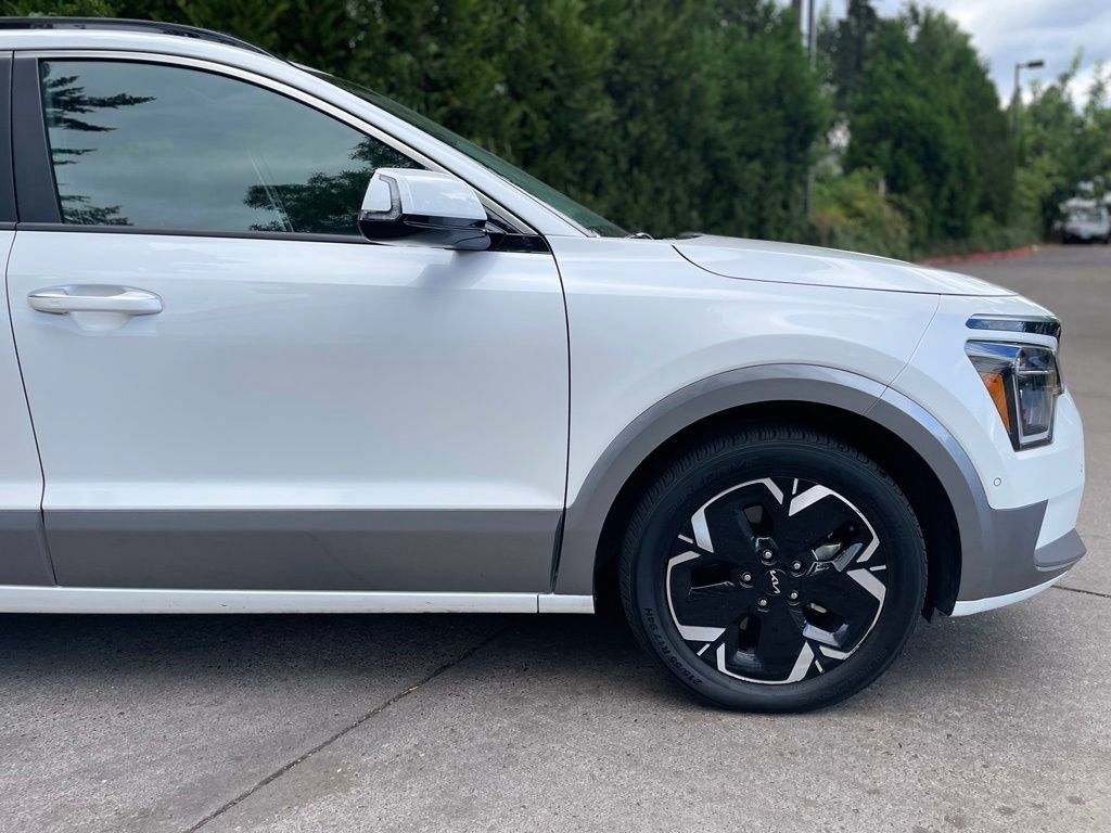 Certified 2023 Kia Niro Wave w/ Wave Preserve Package FWD image 2