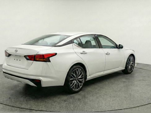 Used 2025 Nissan Altima 2.5 SV FWD image 9