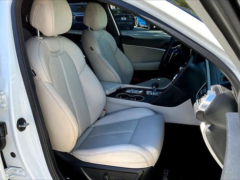 Used 2022 Genesis G70 2.0T image 8