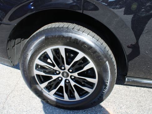 Used 2025 Ford Expedition Platinum image 12