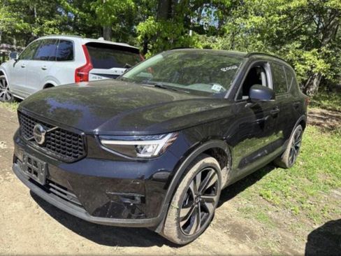 Certified 2024 Volvo XC40 B5 Plus w/ Protection Package Premier AWD/4WD image 17