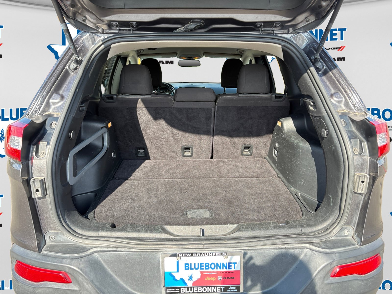 Used 2018 Jeep Cherokee Latitude w/ Altitude Package FWD image 22