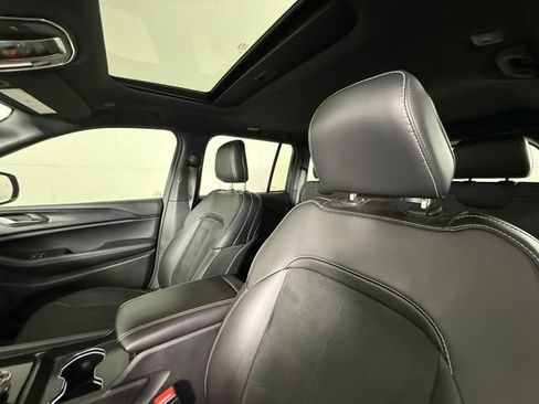 Used 2025 Jeep Grand Cherokee Altitude RWD image 5