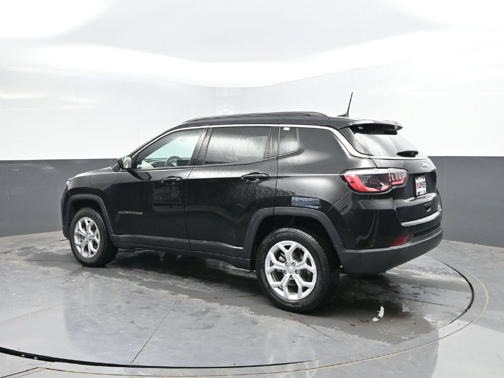 Used 2024 Jeep Compass Latitude AWD/4WD image 5