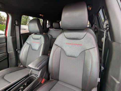 Used 2025 Jeep Compass Trailhawk AWD/4WD image 25