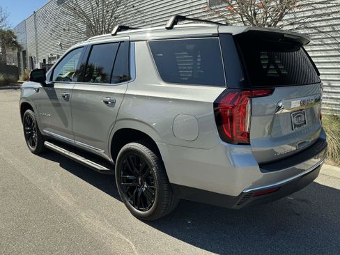 Used 2023 GMC Yukon SLT w/ SLT Luxury Package image 3