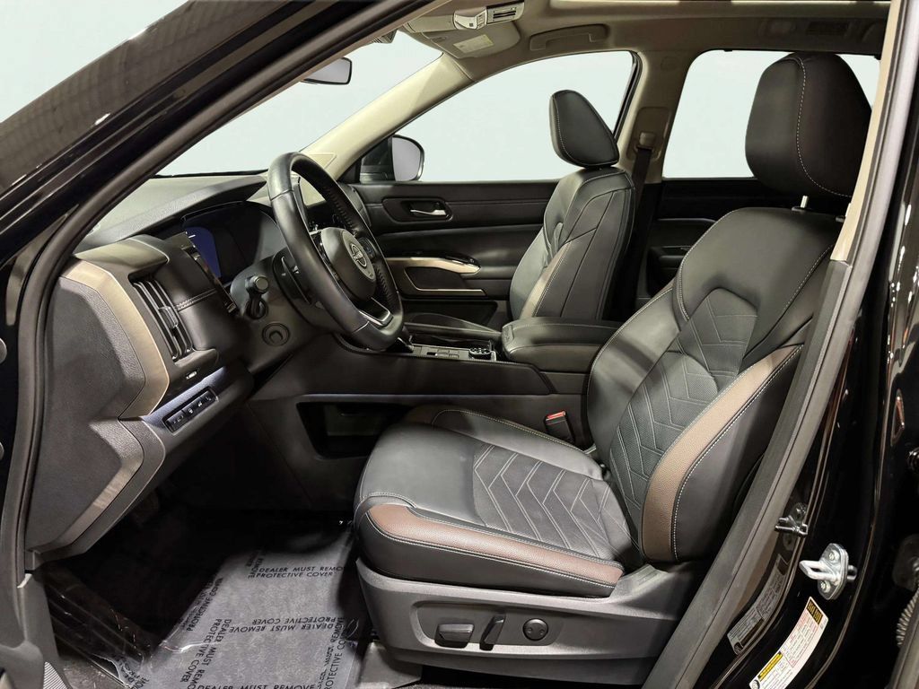 Used 2025 Nissan Pathfinder Platinum AWD/4WD image 23