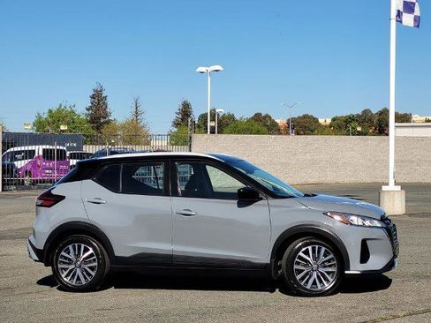 Used 2022 Nissan Kicks SV image 3