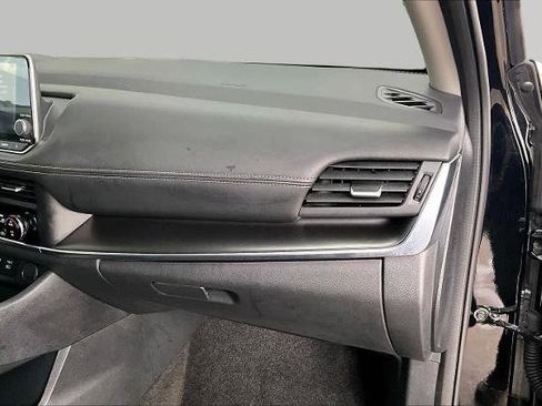 Certified 2025 Nissan Rogue SV FWD image 18